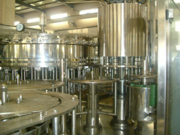 Maquinaria plástica de alta velocidade do engarrafamento, linha de produção de enchimento da água de soda com controle do PLC
