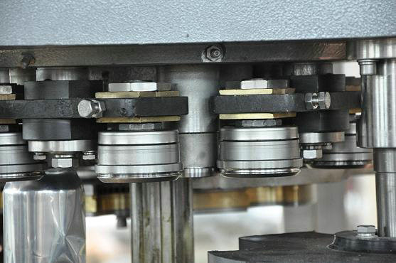 As bebidas líquidas enlatam a máquina de enchimento da selagem com material de aço inoxidável, pressão normal